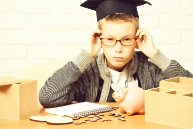 Beyaz tuğlalı duvar arkasında küçük tatlı bir öğrenci.