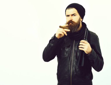 Sakallı, Kafkas hippisi elinde şişe, puro içiyor.