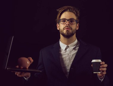 Siyah takım elbiseli iş adamı siyah arka planda