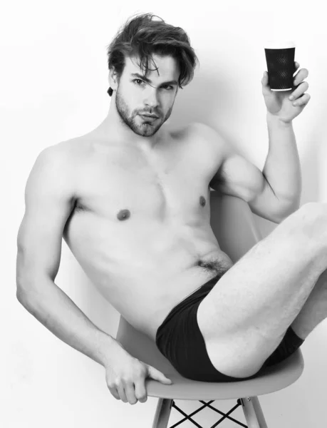 Blank bebaarde sexy macho met koffiekopje — Stockfoto