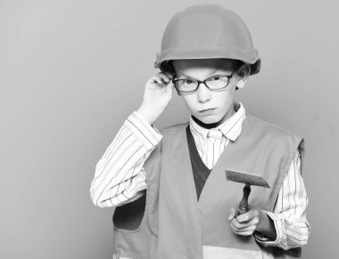 Mavi stüdyo arka planında genç, şirin inşaatçı çocuk, kopyalama alanı