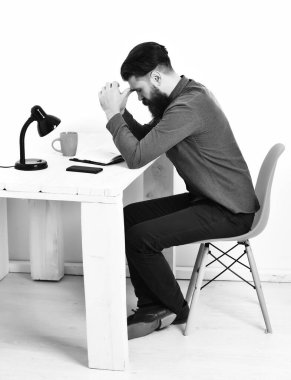 Sakallı, vahşi, beyaz, bıyıklı, ciddi bir hippi.