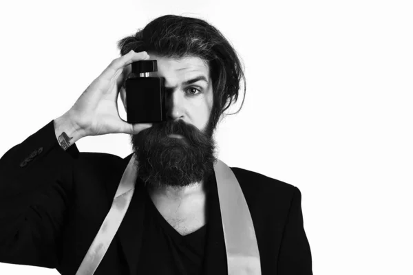 Καυκάσιος hipster με κοστούμι κρατώντας άρωμα σε λευκό φόντο στούντιο — Φωτογραφία Αρχείου