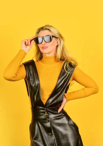 Sexig modell. Tillfällig klädsel. Modeporträtt. Fusionerande stil med elegans. Sexig tjej. Sexig kvinna. Trendiga kläder. Snygg blond kvinna i mode kvinna i tight läder latex klänning — Stockfoto