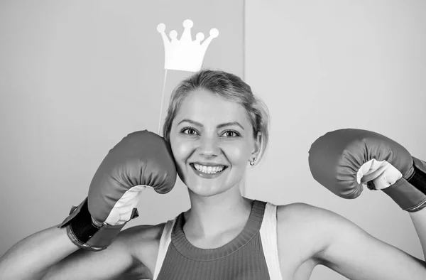 Reina del ring de boxeo. Deportiva con corona de princesa. Chica alegre con puntal de corona en guantes de boxeo. Ganadora atlética. Concepto de victoria. Éxito deportivo. Lograr el éxito. Celebra el éxito — Foto de Stock