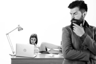 Ofis müdürü ya da sekreter. Seksi seksi ofis çalışanı. Seksi özel sekreter. Bayan meslektaşım tarafından uyarıldım. Ofis kolektif konsepti. Müdür bey dizüstü bilgisayarla meşgul bir kızın önünde duruyor.