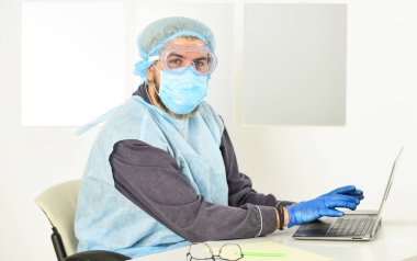 Koronavirüsten korumak için maske takıyor. Çok hijyenik. Koronavirüse maruz kalma riski olan çalışanlar. Merkez ofis. Uzaktan kumanda. Koruyucu ekipman işçisi. Tamamen korunuyor