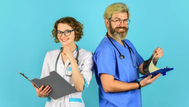 Duygusal sağlık için. Tıp doktorları konuşuyor. Hastane çalışanlarının portresi. Tıp ve sağlık hizmetleri kavramı. Doktor ve hemşire ekibi. Başarı için hastanede takım çalışması ve takıma güven