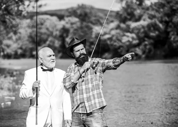 Amigos pescando. Elegante hombre barbudo y brutal pesca hipster. Un fin de semana perfecto. Hobby y recreación. Día de la familia. Vacaciones de verano. La pesca como vacaciones. Pescador de traje formal. Capturas exitosas —  Fotos de Stock