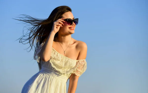 Vrijheid. Tijd voor jezelf maken. Harmonie en evenwicht. Vrouwelijke psychologie. Mooie vrouw op zonnige dag blauwe lucht. Vrouwelijke kracht. Zomer mode. Zoek innerlijke kracht. Meisje in zonnebril kopiëren ruimte — Stockfoto