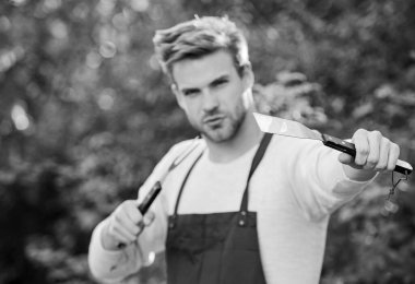 Yardıma ihtiyacım var. Mutfak konsepti. Şef bbq yemeği pişiriyor. piknik malzemeleri. Hafta sonu dışarıda parti var. Aile hafta sonu gezisi. Yaz pikniği. Açık havada et kızartmak için aletler. Man barbekü ızgarası