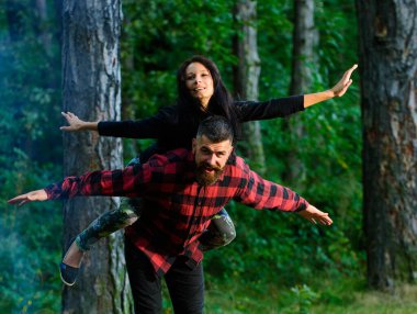 Kadın ellerini yana açıyor, uçuyormuş gibi yapıyor.