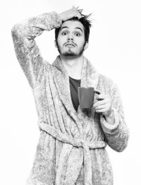 Terry bornozlu yakışıklı sakallı adam.