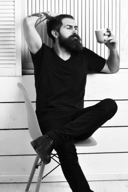 Kafkasyalı vahşi bir hippi elinde bardak ya da kupa tutuyor.