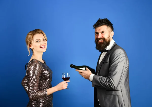 ワインテイスティングとお祝いのコンセプト。ガラスを持っている女性と紳士 — ストック写真