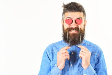 Flört, sevgililer günü, flört konsepti. Sakallı maço şık bir gömlek giyiyor..