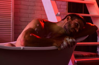 Sakallı ve rüya gibi yüzü olan adam rahatlatıcı bir konsept.