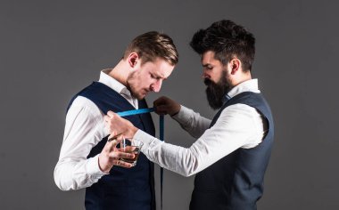 Katı yüzlü müşteri puro içiyor ve viski içiyor.