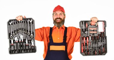 Alet takımı. Tornavidalar hazır. Adam alet çantası beyaz arka plan taşıyor. Tamirci tamirci alet çantası taşıyor. Tamirci konsepti. Elektrikçi aletleri. Profesyonel ekipmanlar. Becerikli adamın rüyası
