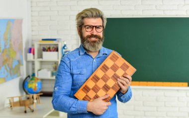 Yönetim ve liderlik. Masa oyunu. Satranç oynayan akıllı adam. Entellektüel hobi. Satranç dersi. Strateji fikirleri. Turnuvada öğretmen. Strateji konsepti. Her satranç ustası bir zamanlar acemiydi.