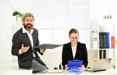 Çift ofiste çalışıyor. Hukuk danışmanlığı. Erkek ve kadın patron müdür. Astlık ve takım çalışması. İş raporu. Meslektaşlar arası iletişim. Başarılı bir iş. İş çifti çalışıyor