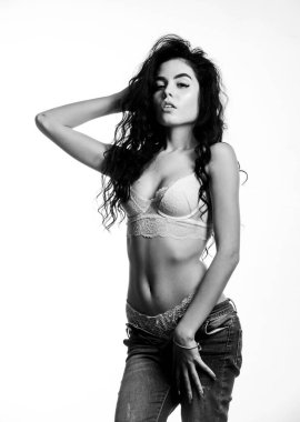 Fitness ve diyet. Formda kal. Seksi vücut düz göbek büyük göğüsler. Mükemmel vücut. İnce, formda, çekici bir kız ve seksi kıvrımlar. Yumuşak dantel iç çamaşırlarıyla poz veren kıvırcık kadın. Cilt bakımı. Sağlıklı vücut