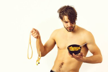 Kafkas maçosu elinde makarna ve mezura ile siyah kase tutuyor.