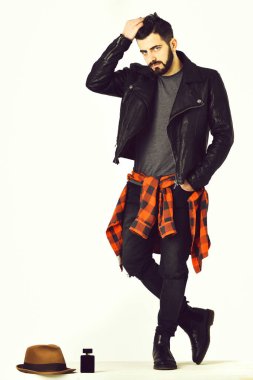 Sakallı bir adam, elinde parfüm şişesi olan beyaz bir hippi.