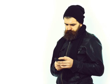 Sakallı, Kafkasyalı, cep telefonu tutan bir hippi.