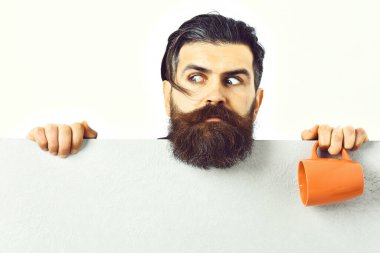 Kâğıt çarşaf ve fincanla vahşi beyaz bir hippi.