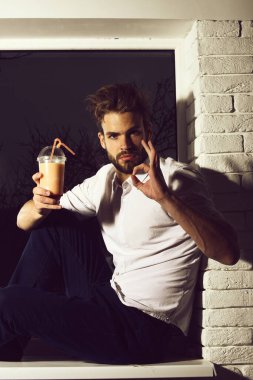 Yakışıklı, sakallı, maço, seksi bir adam.