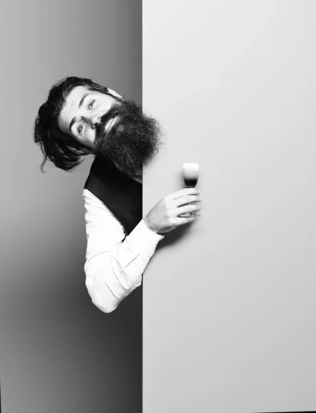 Uśmiechnięty przystojny brodaty mężczyzna na kolorowym tle studio, przestrzeń do kopiowania — Zdjęcie stockowe