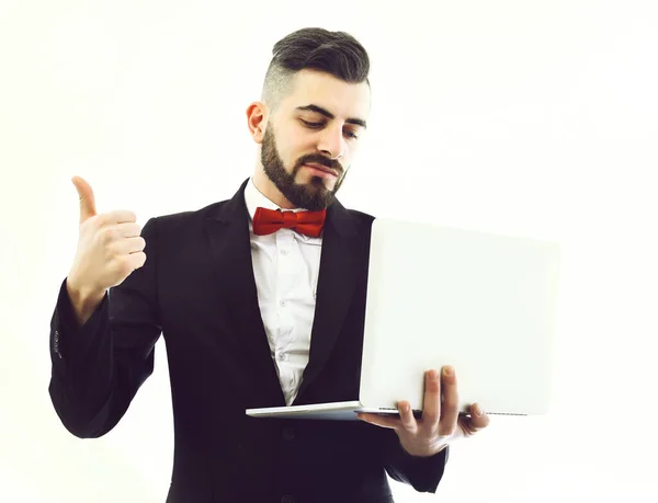 Uomo d'affari barbuto con i baffi tiene il computer portatile e mostra i pollici in su — Foto Stock