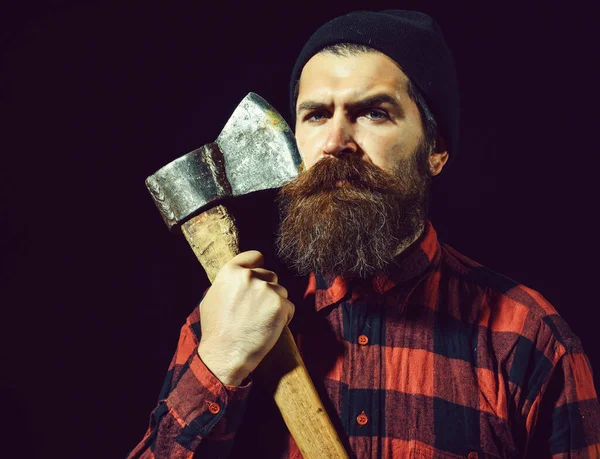 ハンサムな髭の男で帽子に斧で黒の背景 — ストック写真
