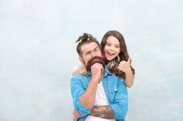 Passar tempo juntos em casa. menina fez penteado engraçado para o papai. A filha e o pai brincam juntos. cabeleireiro sua futura carreira. pai aproveitando o tempo com a criança. confraternização — Fotografia de Stock