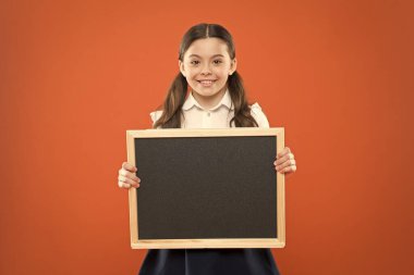 Okul satışları. geri okula. mutlu öğretmenler günü. 1 Eylül 'de. küçük kız duyuru göstermek. Chalkboard ile mutlu küçük okul kız. kopya alanı için tahta. Bilgi. hometask yazmak