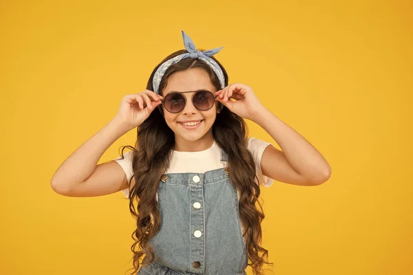 Mijn nieuwe stijl. Uv bescherming. Zomer accessoires. Spring kid mode. vrolijk klein meisje gele achtergrond. retro kind lang haar. klein meisje vintage zonnebril en hoofddoek. Fijne zomervakantie — Stockfoto