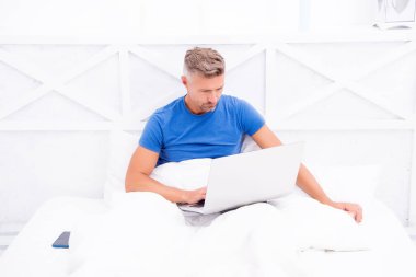 Evden çalışıyorum. Mesajları kontrol ediyorum. Olgun erkek pijamaları. Bilgisayarlı bir iş adamı. Hippi dizüstü bilgisayarda çalışır. Yatak odası yeni ofis oldu. Uzaktan kumanda. İnternetten alışveriş. Çevrimiçi iletişim