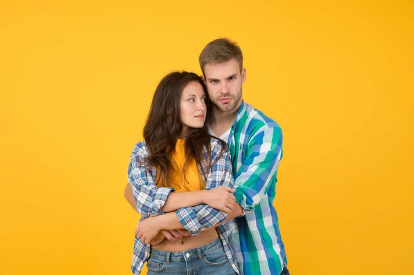 Estudiantes despreocupados pasan el rato juntos. Amor y romance. Hombre y mujer. Pareja enamorada. Sexy pareja camisas a cuadros. Mirada familiar. Trajes a juego. Temporada de verano. Tienda de ropa de moda. Pareja moderna — Foto de Stock