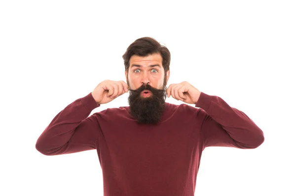 Emociones faciales humanas. hombre barbudo emocional rizar su bigote. Peluquería masculina. hipster sorprendido con barba. moda y belleza del cabello. brutal maduro hombre expresando sorpresa — Foto de Stock