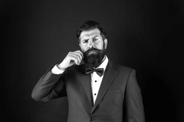 Estética masculina. Moda masculina y estética. Traje formal de hombre de negocios. Estilo clásico estético. Mirar bien no tiene que tomar demasiado esfuerzo. Hombre bien arreglado con barba en chaqueta de traje —  Fotos de Stock