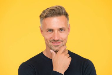 Sakalı tıraşsız. Tıraşsız adam sarı arka plan. Olgun modelin tıraşsız görünüşü. Tıraşsız suratlı yakışıklı bir yetişkin. Berber dükkanı. Kuaför salonu. Erkek bakım alışkanlığı. Orta Çağ