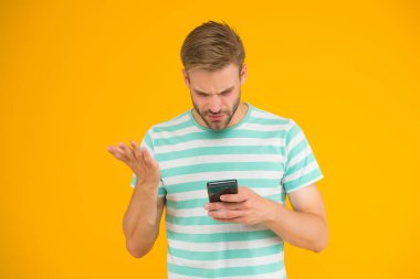 SMS mobil iletişim. Cep telefonunda okuyan yakışıklı bir adam. Mobil haberler. El bilgisayarı. Dijital tuşlarla dokunmatik ekran arayüzü. Modern hayat. Yeni teknoloji. Yüksek teknoloji ürünleri. 3G mi? 4G