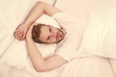 Tembel pazar sabahı seksi. Yatak odasında yatan bir adam. Rahatlama zamanı. Erkek sağlığı konsepti. Adam yatakta uyanık. Kaygısız bekar erkek baştan çıkarıcı tavrı. Yatakta seksi bir adam. Sabah erken kalktım. Stresi azalt