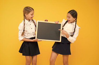 Bilgi değişimi. Sınıf arkadaşları girişim ekibinin sarı arka planı. Okul kulübüne katıl. Öğrenciler cemiyeti. Okul programı. Okullu kızların şirin öğrencilerinde karatahta fotokopi alanı var. Okul duyurusu konsepti