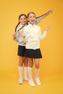 Neşeli ruh hali kavramı. Sevgili dostum. İlk okul günü. Kardeşlik ve dostluk. Okul dostluk. Destek ve dostluk. Dost canlısı bir ilişki. Dostluk hedefleri. Sevimli okul kızlar sınıf arkadaşları