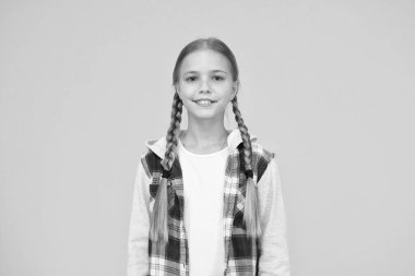 Sonbahar zamanı. hippi kız sarı arka plan. Mutlu liseli kız gündelik tarzı. Çocuk modası. Çocuk şirin sarı saçlar. çocukluk mutluluğu. Mutlu çocuklar günü. Küçük kız kareli ceket