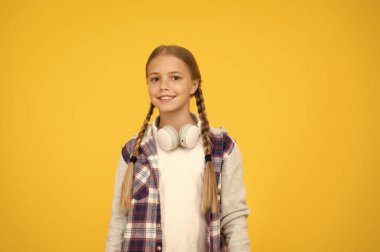 Yayın hizmetleri. Modern kulaklık takan mutlu küçük kız. İyi yolculuklar. Kablosuz özgürlük demektir. Kablosuz teknolojili kulaklıklar. Küçük çocuk müzik dinliyor modern kablosuz kulaklıklar