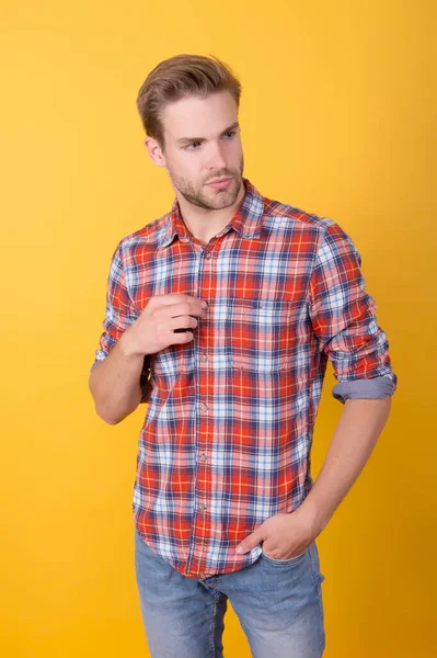 Gostas do meu estilo? Loja de roupa de homem. Homem machista usando camisa quadriculada. Tendências de verão moda. Cuidados com a pele do homem sem barba. Conceito de barbearia. Estilo casual. Conceito de masculinidade. Homem modelo de beleza — Fotografia de Stock