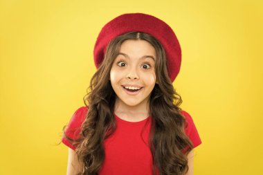 Duygusal bir ifade. Kamera önünde gevşemek için ipuçları ve numaralar. Çocuklar için oyunculuk okulu. Sanatçı kız oyunculuk eğitimi alıyor. Oyunculuk akademisi. Oyuncu bir genç model. Oyunculuk becerileri konsepti